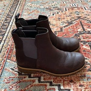 Size 8.5, brown leather Chaco Fields Chelsea boot